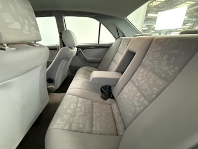 Lot 61 - 1996 Mercedes-Benz C200