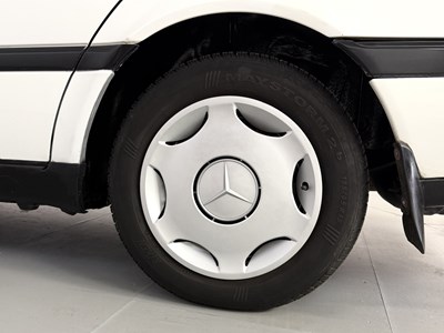 Lot 61 - 1996 Mercedes-Benz C200