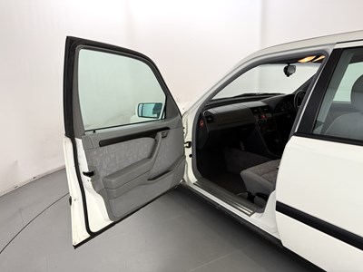 Lot 61 - 1996 Mercedes-Benz C200