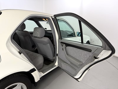 Lot 61 - 1996 Mercedes-Benz C200