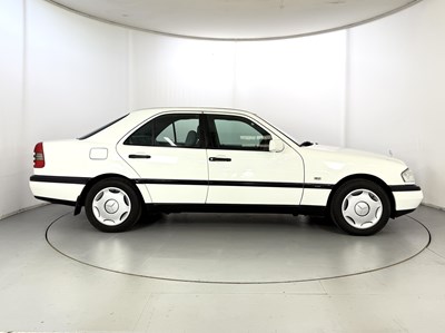 Lot 61 - 1996 Mercedes-Benz C200