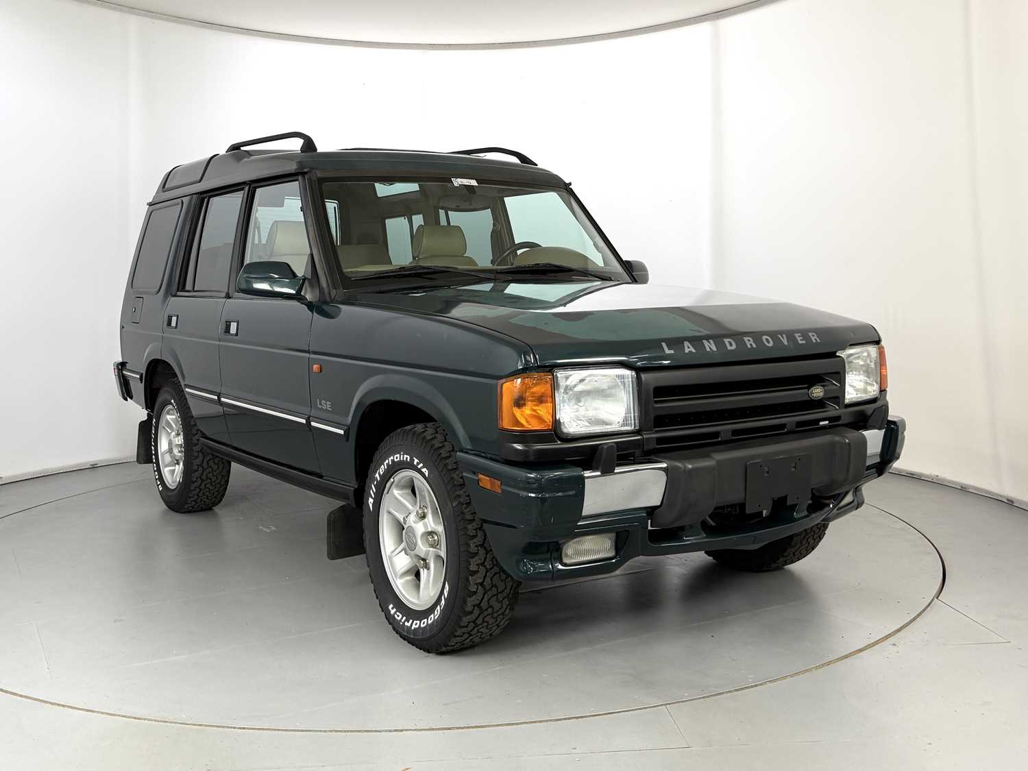 Lot 99 - 1998 Land Rover Discovery V8 LSE