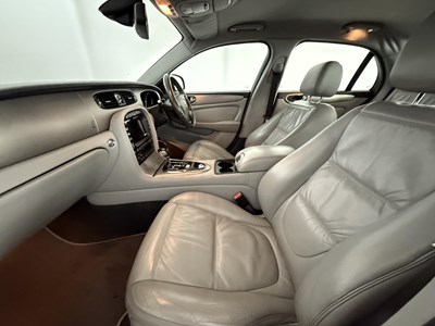 Lot 11 - 2008 Jaguar XJ Sport