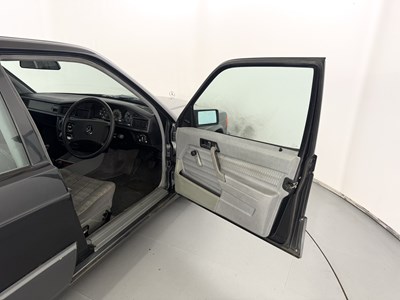 Lot 36 - 1989 Mercedes-Benz 190E