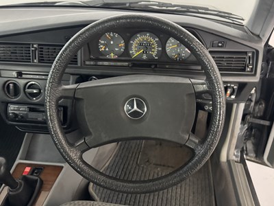 Lot 36 - 1989 Mercedes-Benz 190E