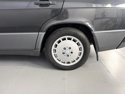 Lot 36 - 1989 Mercedes-Benz 190E