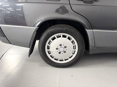 Lot 36 - 1989 Mercedes-Benz 190E