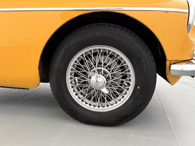 Lot 52 - 1971 MG BGT