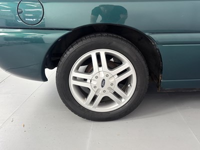 Lot 98 - 1997 Ford Escort GHIA Cabrio
