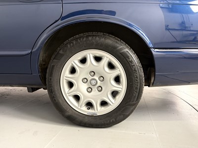 Lot 188 - 2001 Jaguar XJ8 3.2 V8