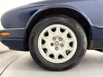Lot 188 - 2001 Jaguar XJ8 3.2 V8