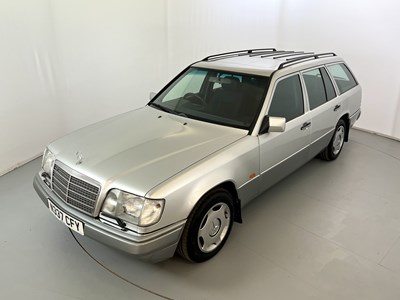 Lot 8 - 1996 Mercedes-Benz E200