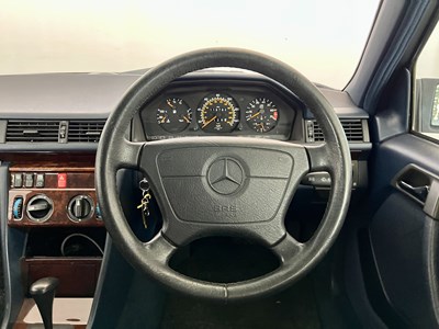 Lot 8 - 1996 Mercedes-Benz E200