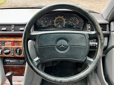 Lot 153 - 1991 Mercedes-Benz 260E