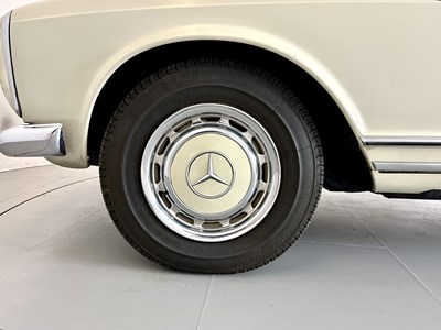Lot 100 - 1965 Mercedes-Benz 230SL