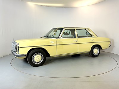 Lot 77 - 1975 Mercedes-Benz 230.4