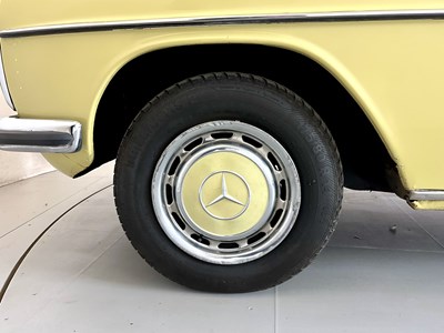 Lot 143 - 1975 Mercedes-Benz 230.4
