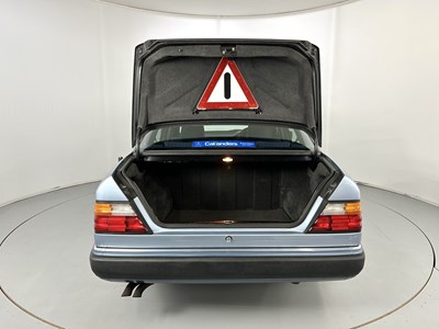 Lot 32 - 1991 Mercedes-Benz 300E