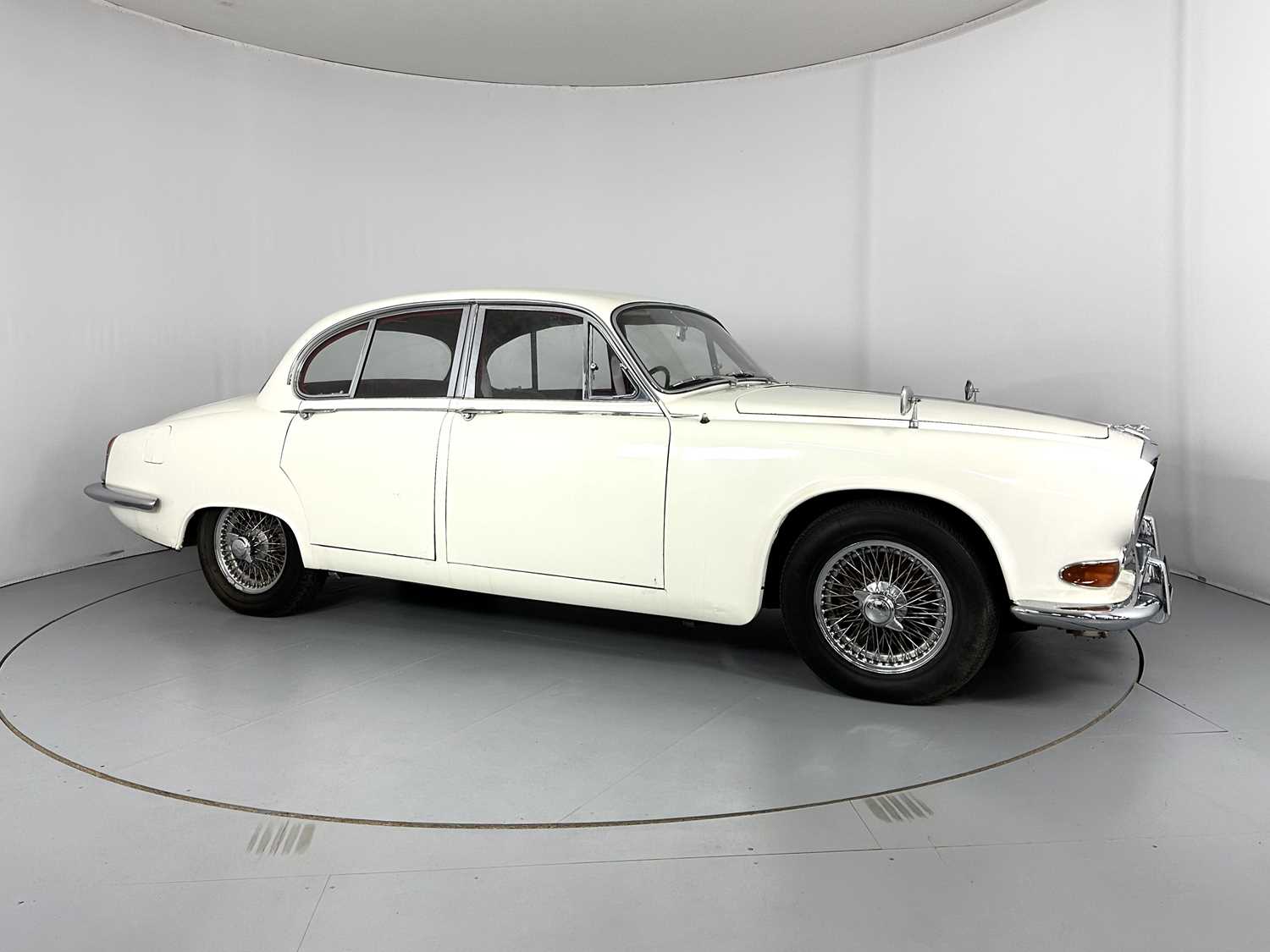 Lot 14 - 1967 Jaguar 420