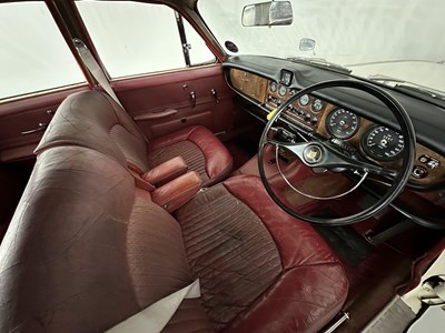 Lot 14 - 1967 Jaguar 420