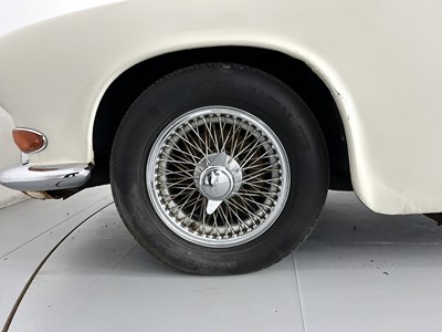 Lot 14 - 1967 Jaguar 420