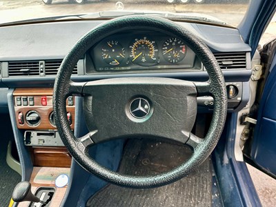 Lot 71 - 1988 Mercedes-Benz E230